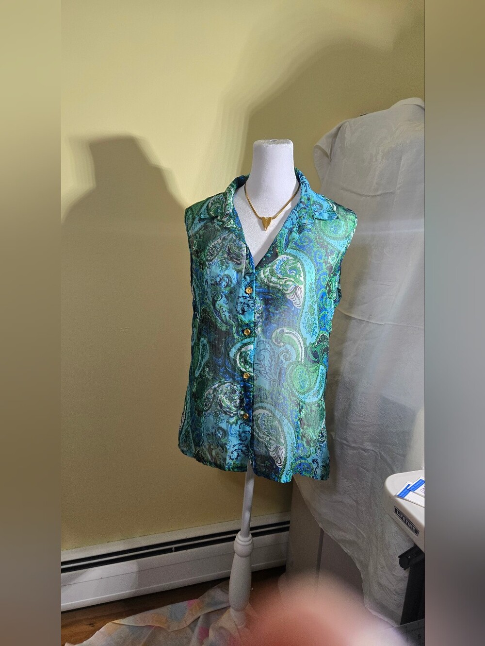Chico's Blue Green Paisley Sleeveless Blouse Sheer Button Up Women's Size Medium